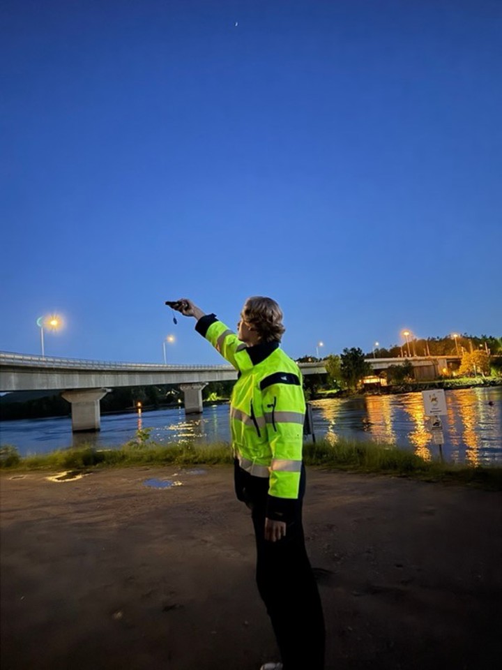 Man mäter ljus i Lilla Edet.