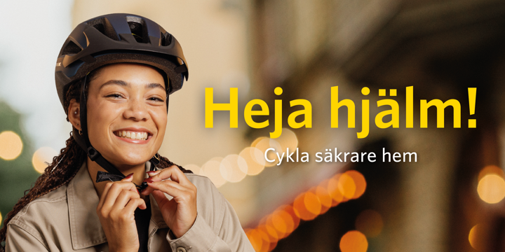 Kvinna som sätter på sig en cykelhjälm