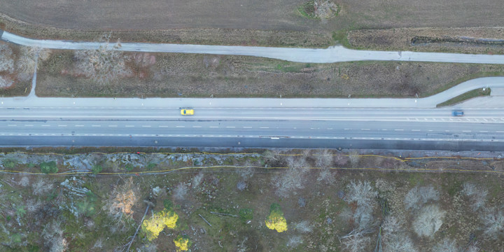 Bild på en väg uppifrån.