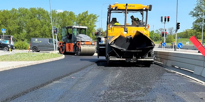 Bilden visar fordon som asfalterar på Ekerövägen vid Kanton.
