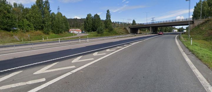 Påfartsramper norr- och söderut på E4 med bron i bakgrunden.rut.
