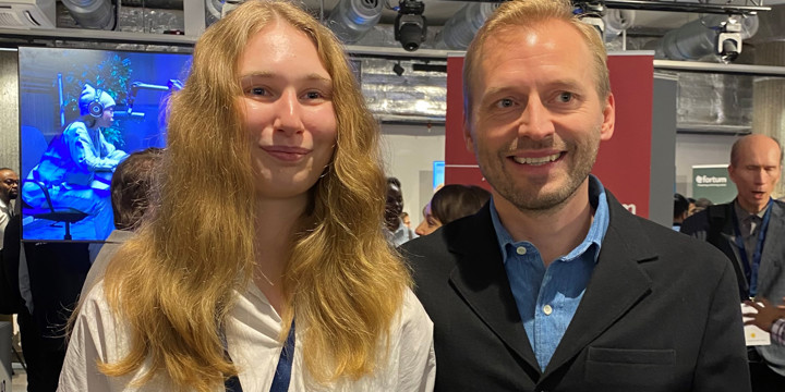 Jonna Matthiesen tog emot pris av Olof Johansson på Trafikverket