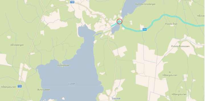 Röd ring i översiktskartan där den planerade bron byggs ligger lodrätt mellan Hammartorpsberget och Hudnäset på väg 752 mellan Mölnbacka och riksväg 63.