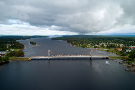 Strömsundsbron fotograferad från drönare. På bron står arbetsfordon. Arbete pågår.