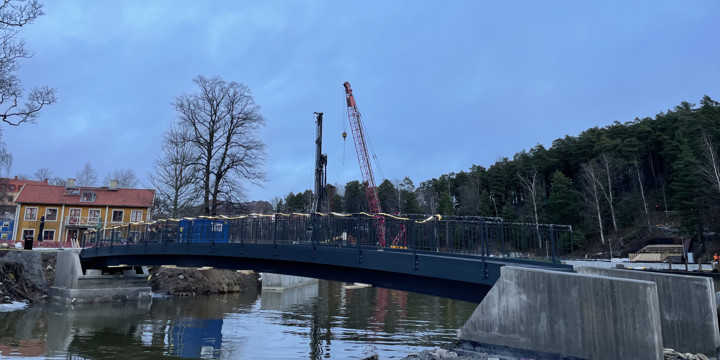 Gångbro på plats mellan Slussholmen med Vänortsparken.