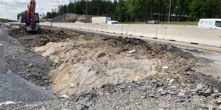 Bilden visar markarbeten längs med E4/E20 vid Vårby backe