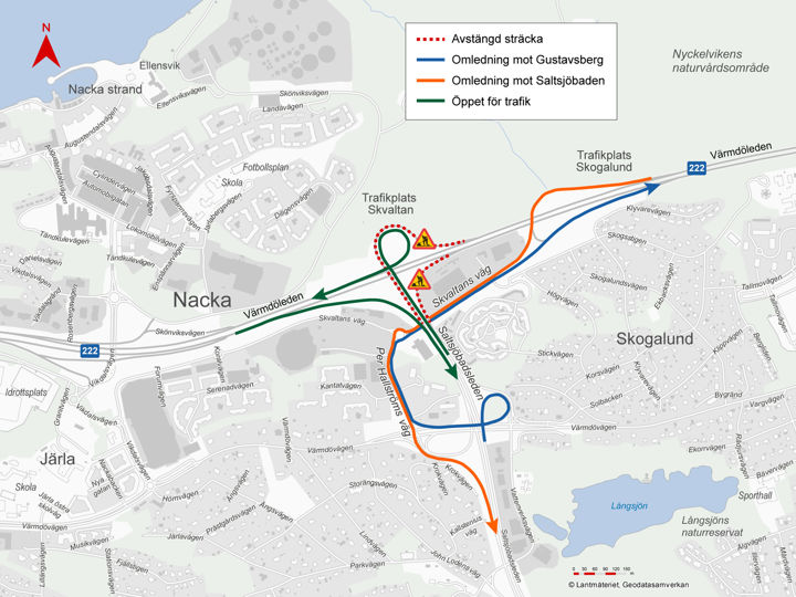 Karta som visar avstängda på- och avfratsramper med röd streckad linje. Omledning av trafik mot Saltsjöbaden visas med orange linje. Omledning mot Gustavsberg visas med blå linje. Öppna på-och avfarter visas med grön linje.