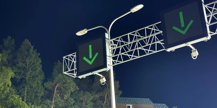 Svarta skyltar med gröna pilar som pekar nedåt