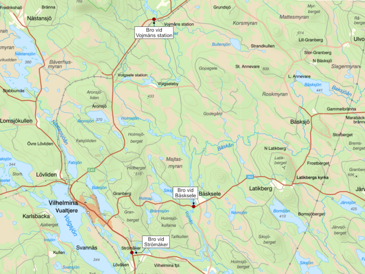 Kartbild som visar var de tre broarna  ligger placerade i förhållande till Vilhelmina. Bron vid Vojmåns station ligger nordost om Vilhelmina, bron vid Bäsksele ligger öster om Vilhelmina och bron vid Strömåker ligger söder om Vilhelmina.