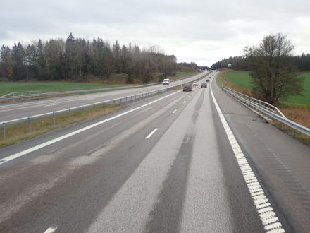 E4an norr om Nyköping, motorväg och skog i bakgrunden.