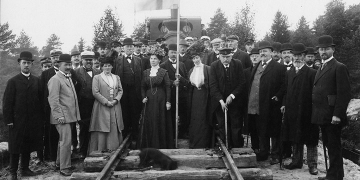 En grupp människor som står uppställda på ett järnvägsspår.