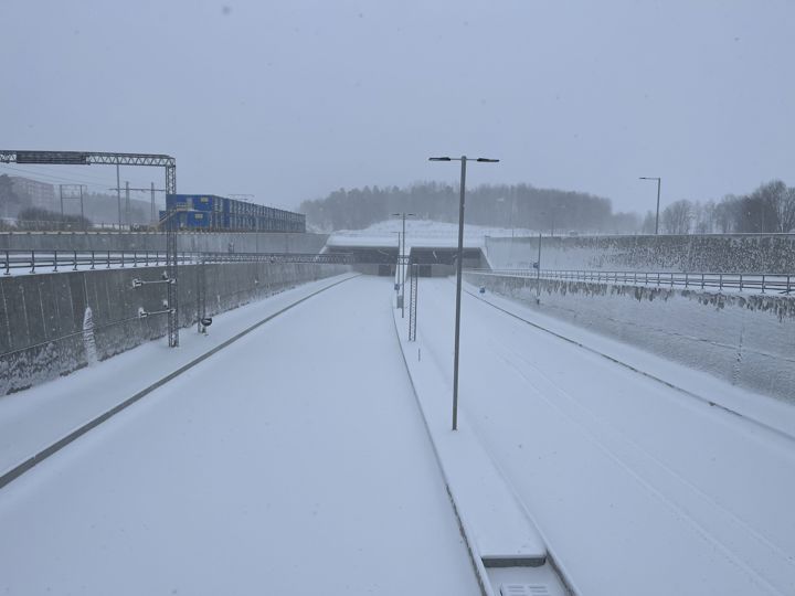 Snöig bild på Akalla trafikplats