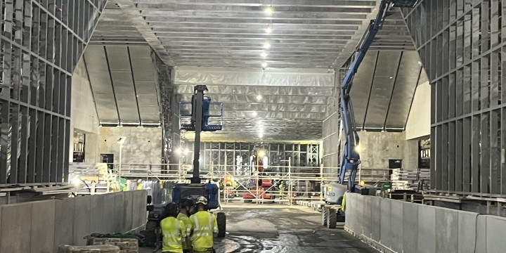 Bilden visar stationsutrymmet med perrongerna längs sidorna.