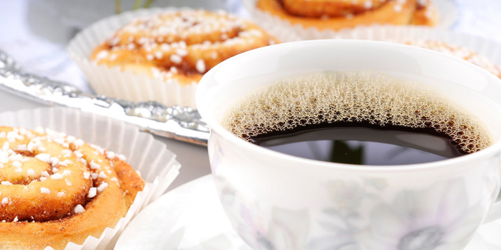 En kopp kaffe och tre bullar