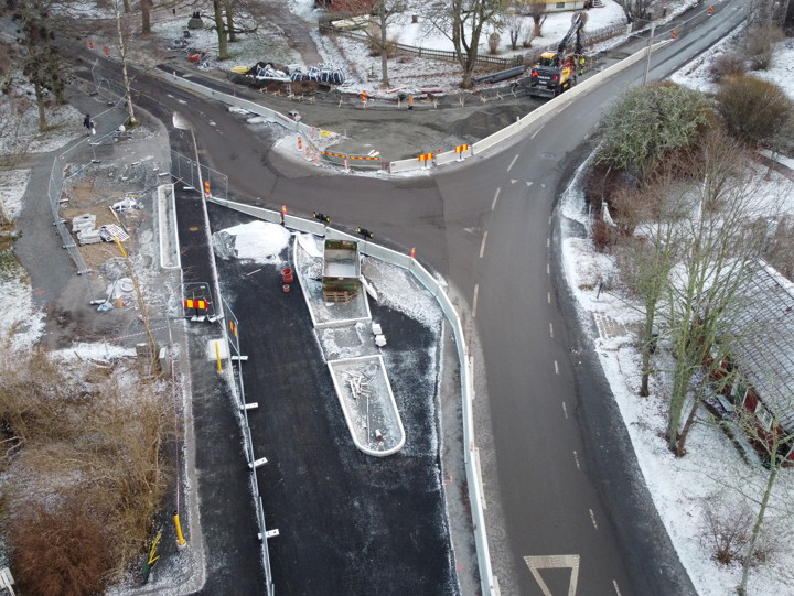 korsning med byggområde, avspärrningar och ny asfalt