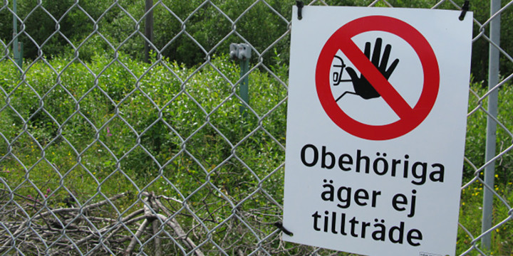 Skylt med texten obehöriga äger ej tillträde