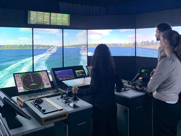Personer som provar en färjesimulator