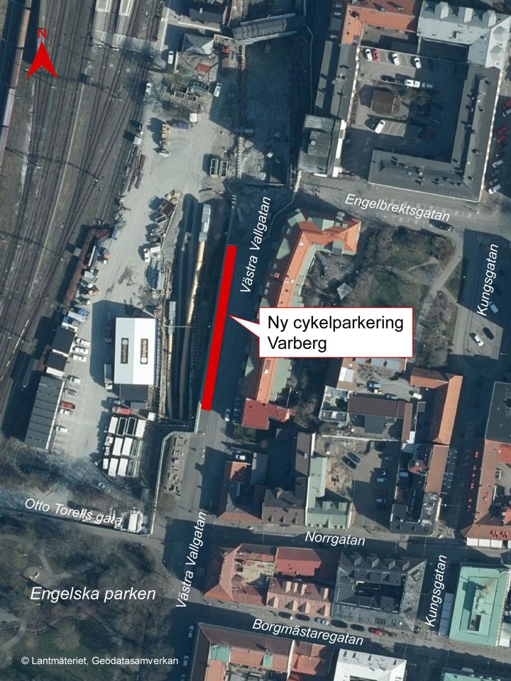 Flygfoto karta över centrala Varberg där ny cykelparkering är markerad med rött streck på Västra Vallgatan.