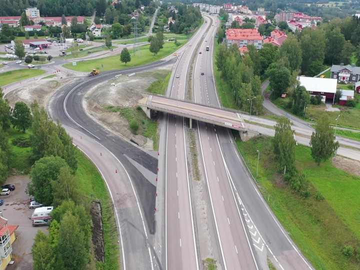 Flygbild som visar den tillfälliga vägen för E4-trafiken.