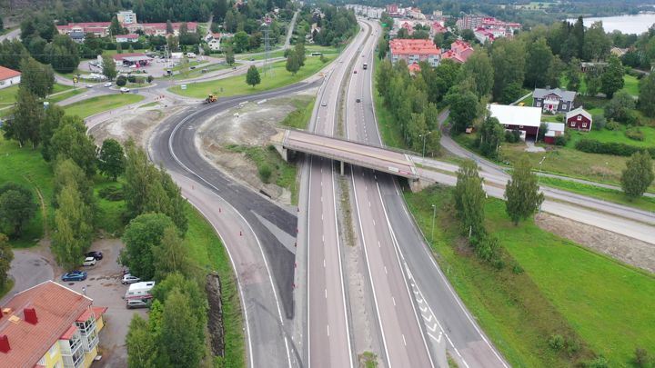 Flygbild som visar den tillfälliga vägen för E4-trafiken.