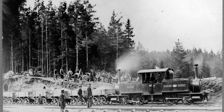 Svartvit bild där det byggs järnväg.