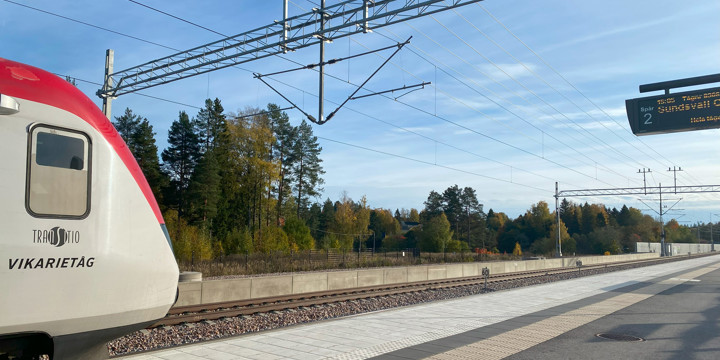 Ett persontåg står vid plattform på Njurunda resecentrum