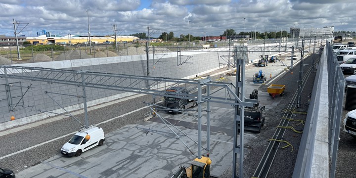 Betongtråg med kontaktledningar