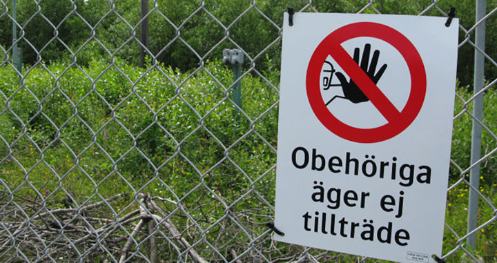 Skylt med texten obehöriga äger ej tillträde