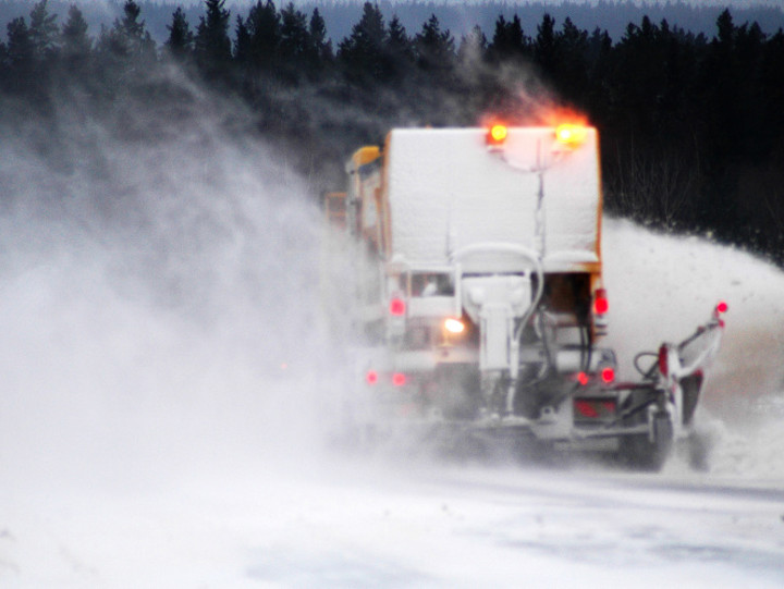 Plogbil på väg med snö.