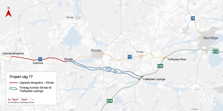 Karta som visar var vi planerar att bygga om väg 77. Med röd linje visas sträckan Uppsala länsgräns-Eknäs och med blåa linjer visar området för vägkorridorer för sträckan Eknäs-trafikplats Ledinge.