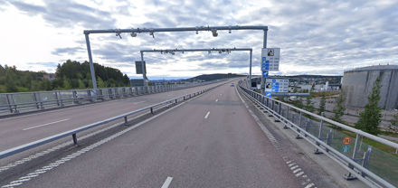 Vy över Sundsvallsbron med portal för betalstation