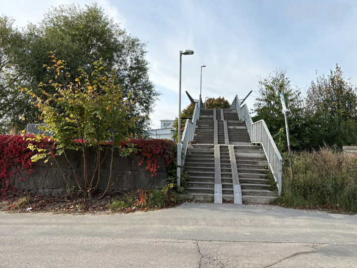 Gångbron, som ligger nära stationen, kommer att behöva vara avstängd tillfälligt under veckorna 42-45.