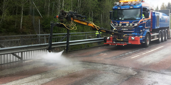 Bil som spolar vatten med högtryck.