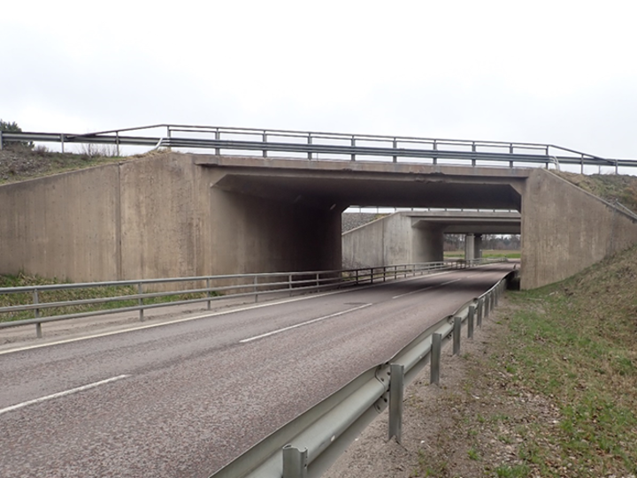 Landsväg med en vägbro.