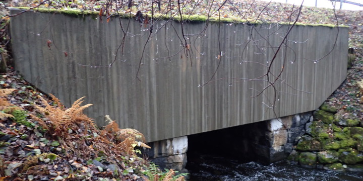 En bro med tjock betongplatta över bäck