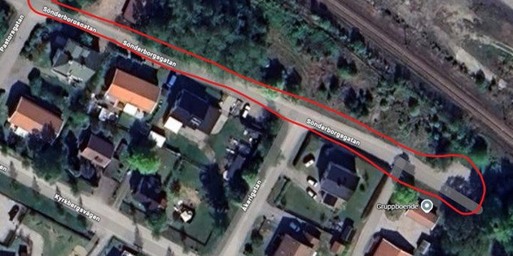 Karta som visar fastigheter intill den enkelspåriga järnvägen. En markering visar området för ledningsarbetet.