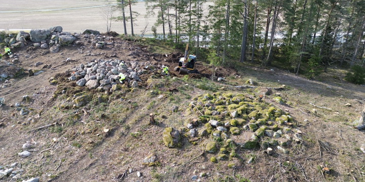 Bilden visar två gravrösen på toppen av höjden vid Ekeby