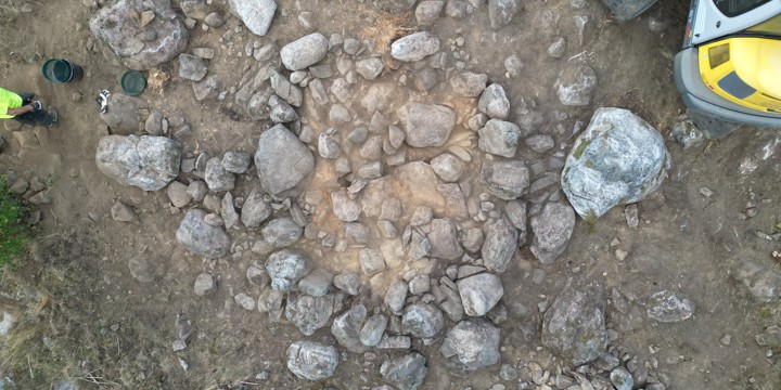 Bild ovanifrån på graven/stensättningen där kraniet hittades