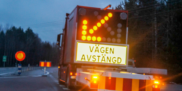 En TMA bil med pil och skylt med texten vägen avstängd