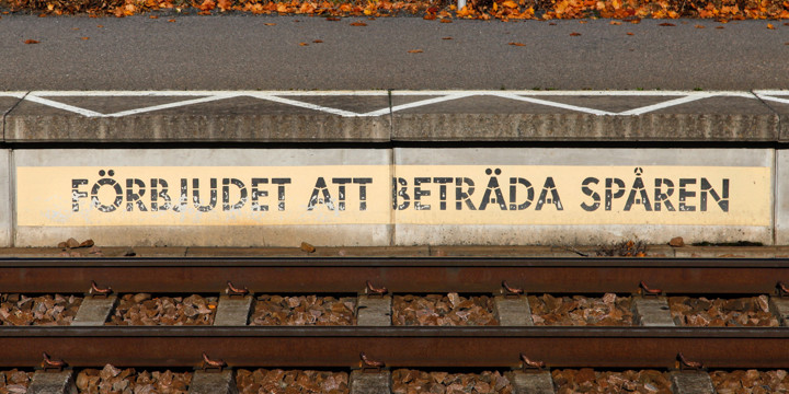 Varje år omkommer eller skadas människor för att de befunnit sig på järnvägsspår. Det kan till exempel handla om att man genar över spåret. Skyt som visar att det är förbjudet att beträda spåren.