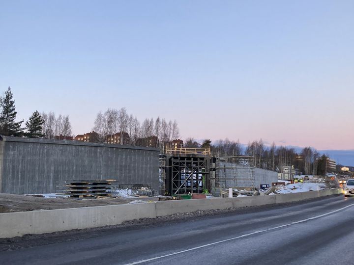 Den nya järnvägsporten intill väg 562