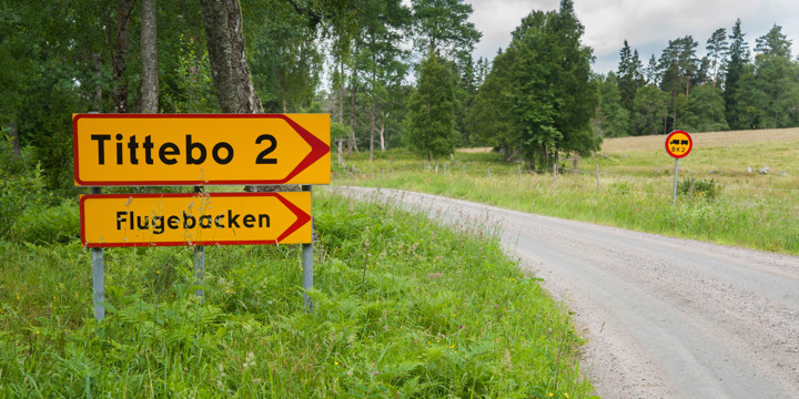 Bild på allmän väg med geografisk vägvisning till enskilt mål med tillhörande bildtext