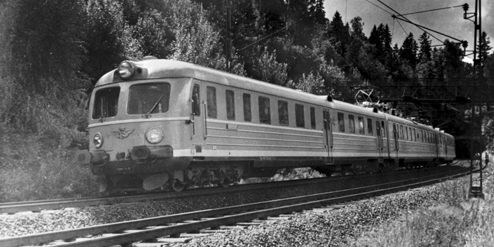 Svartvit bild på äldre tåg.