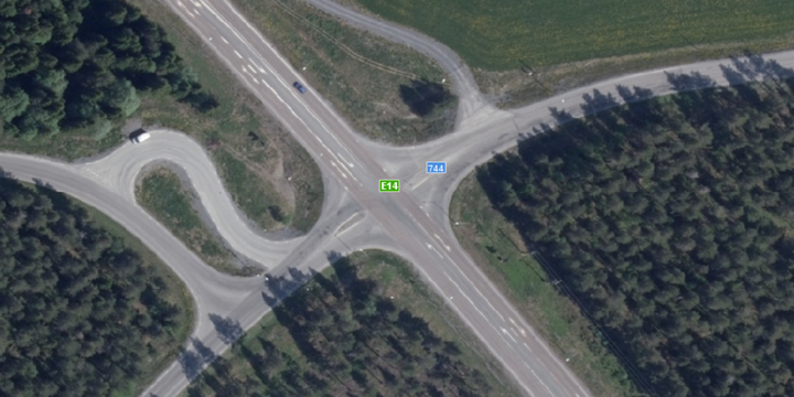 Foto över nuvarande korsningen E14/väg 744 i höjd med Ås