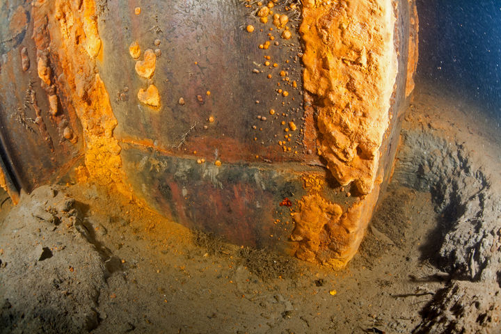 Bilden visar ett hörn på en av "spontlådorna" som är angripen av bakterier, en gulaktig beläggning.