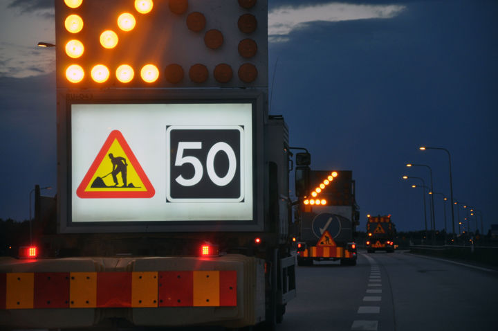 TMA-bil med digital skylt som visar vägarbete, avstängd väg och 50 km/h