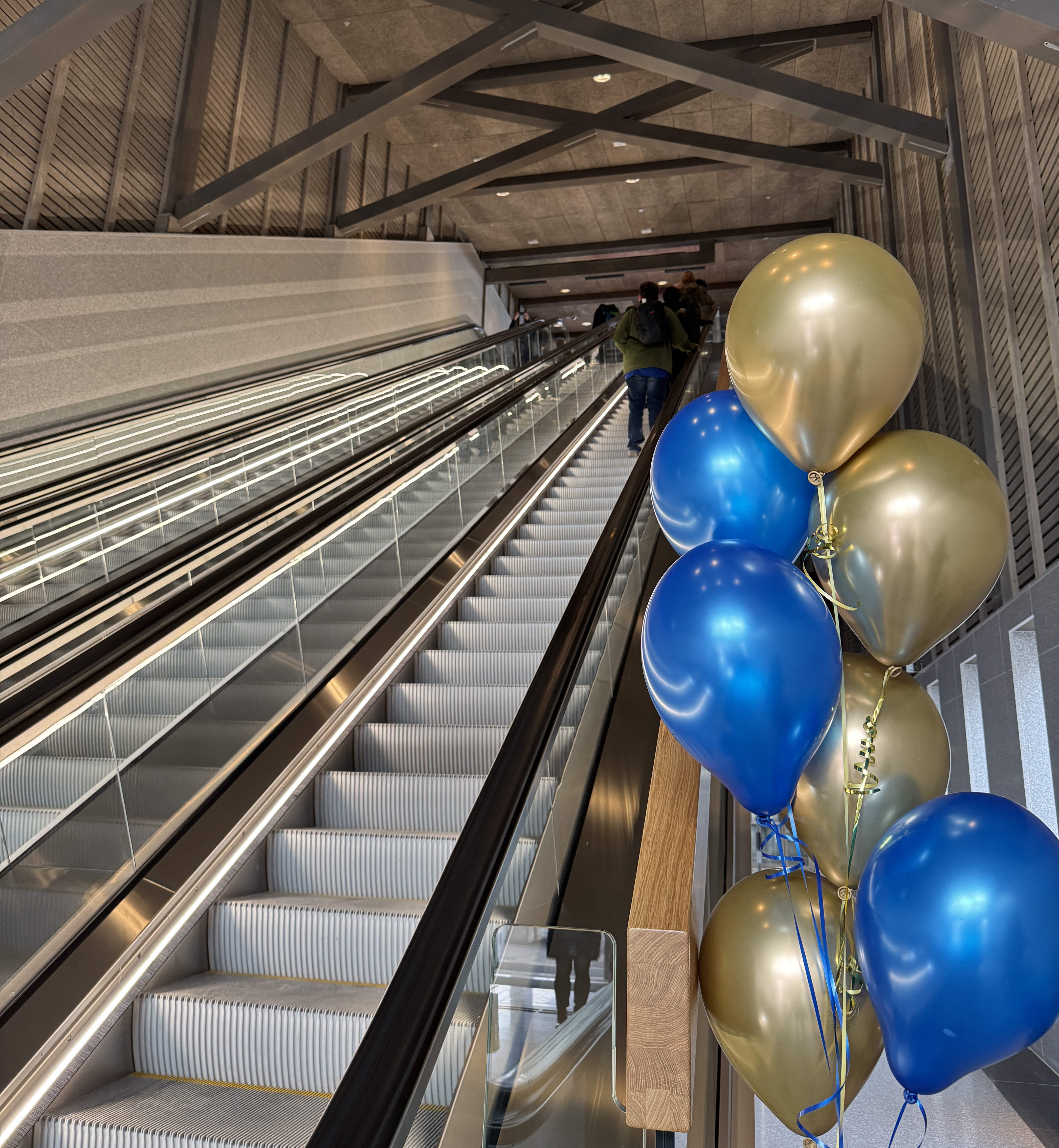 Ballonger bredvid rulltrappor