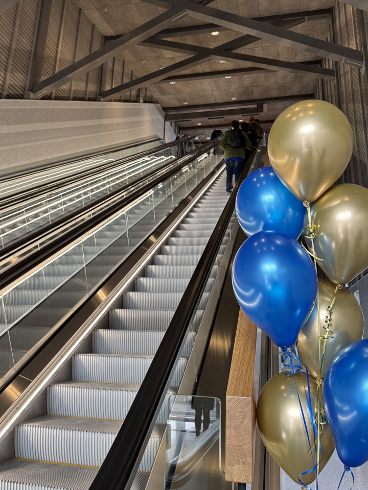 Ballonger bredvid rulltrappor