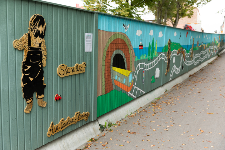 Muralmålming på byggplank Engelska parken, Varberg.