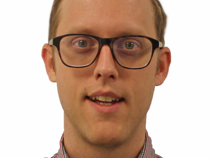 Foto av man med kort mellanblont hår och glasögon